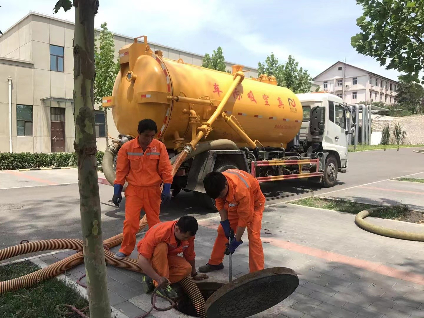 邵原镇管道疏通车停在窨井附近